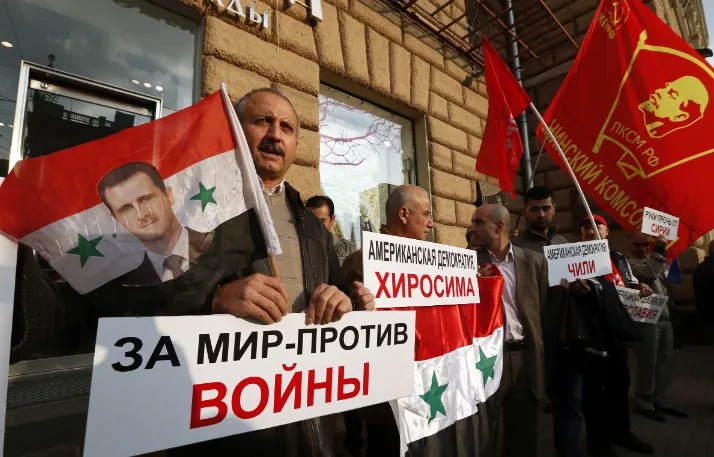 Сирийские члены КПРФ на митинге против войны в Сирии у американского посольства. Фото: EPA