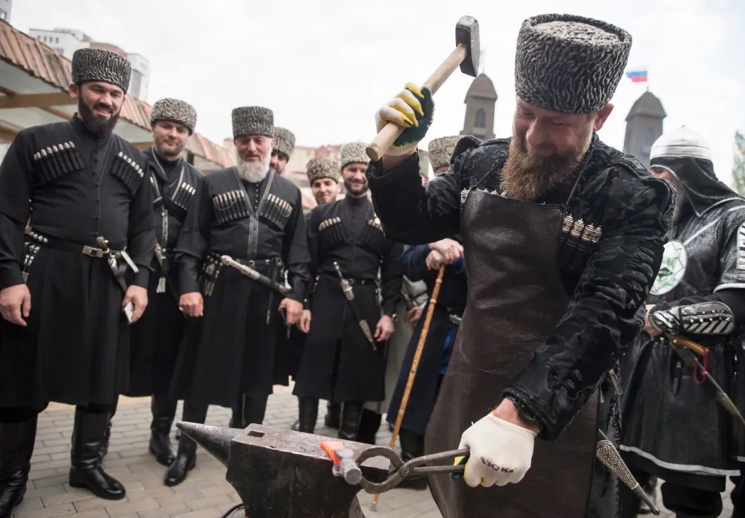 Рамзан Кадыров с ближайшим окружением на праздновании Дня чеченского языка. Фото: Елена Афонина / ТАСС