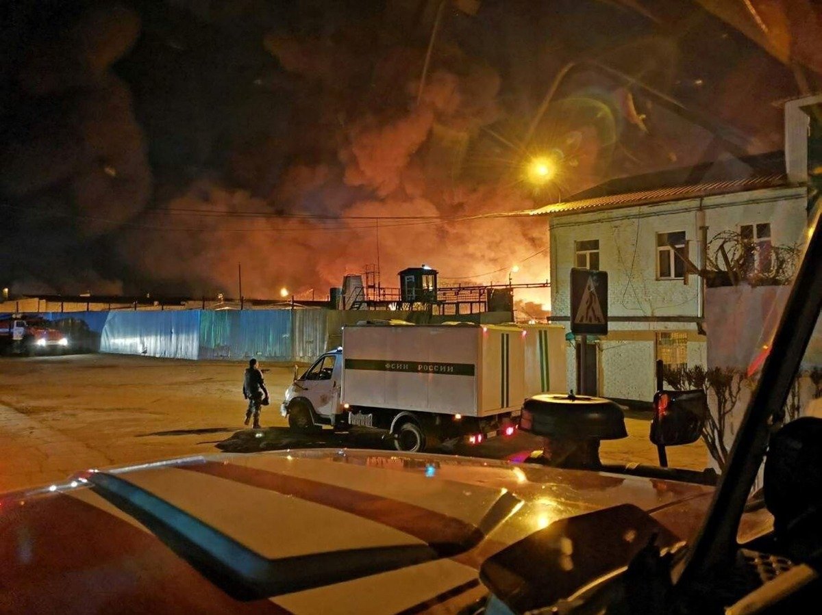 2020-й год, пожар во время бунта в ангарской колонии. Фото: Правозащитная организация «Сибирь без пыток» / ТАСС