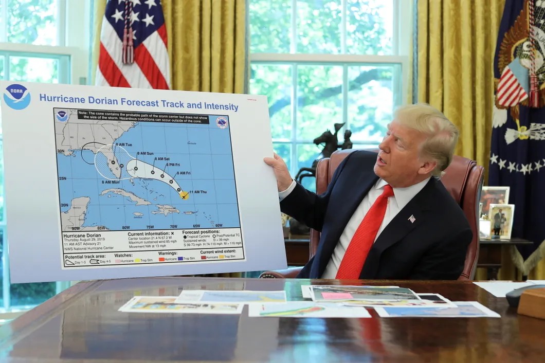 Дональд Трамп с прогнозом разрушений от урагана. Кто-то пририсовал к зоне поражения Алабаму. Возможно — сам Трамп. Фото: Reuters
