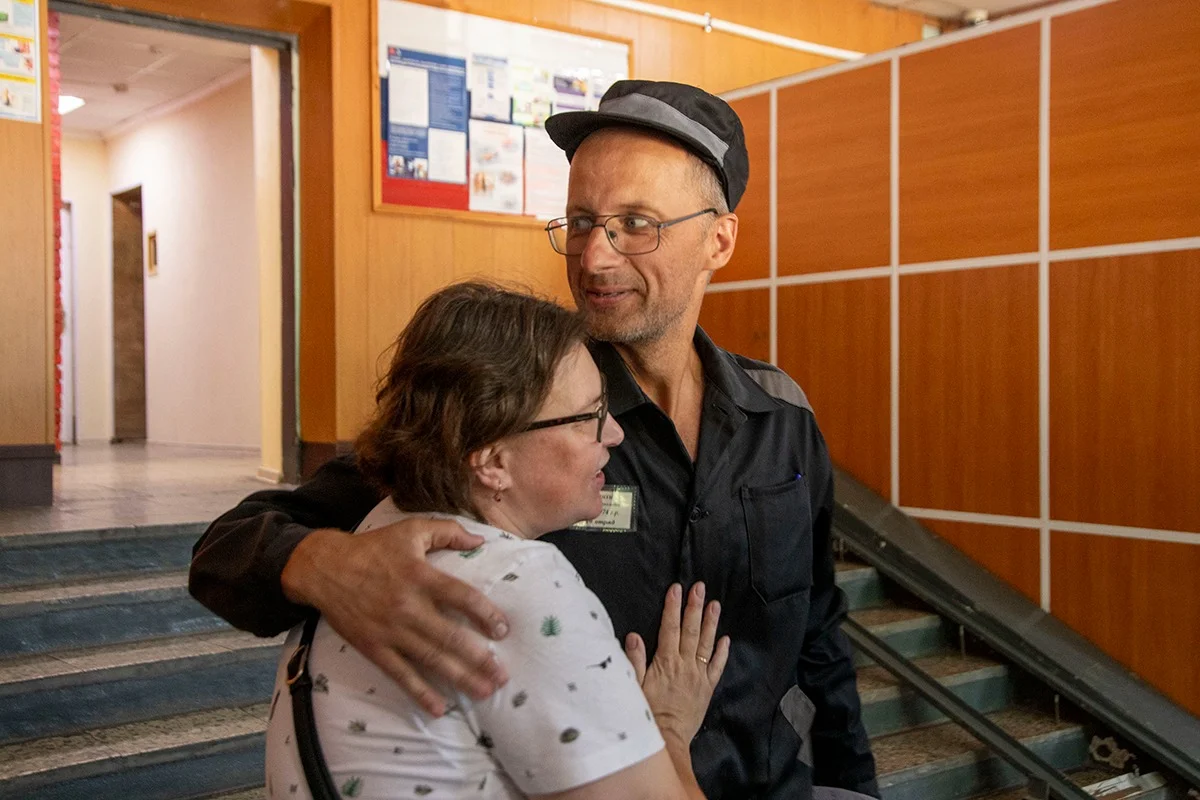 Дмитрий Скурихин с женой у выхода их колонии. Фото: Алексей Душутин / «Новая газета»