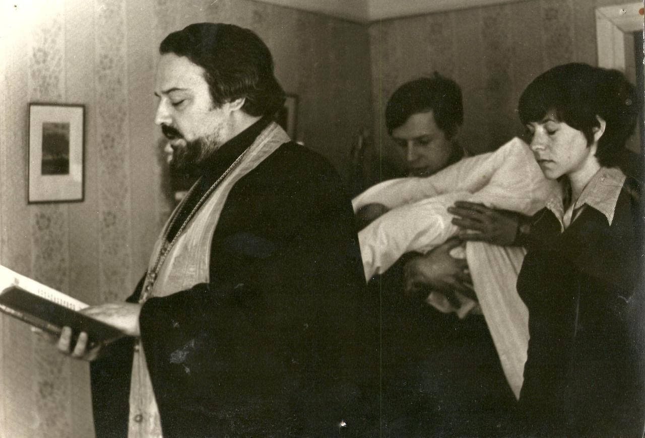 Отец Александр Мень крестит ребенка Анны и ее мужа Владимира. Фото: архив Анны Борзенко