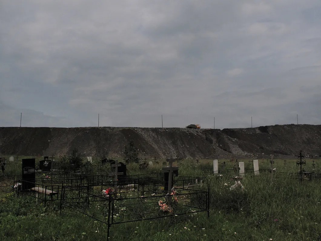 Афонинское кладбище и отвал разреза «Поляны». Фото: Никита Гирин / «Новая газета»