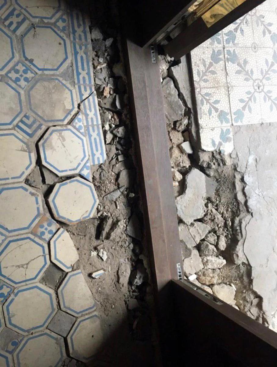 Во время замены дверей рабочие разбили старую напольную плитку. Фото: Ника Артемьева / fondvnimanie.ru