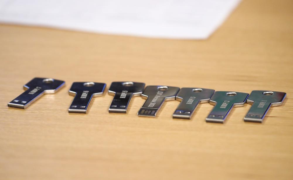 Ключи шифрования на ДЭГ в Общественном штабе по наблюдению за выборами. Фото: Станислав Красильников / ТАСС