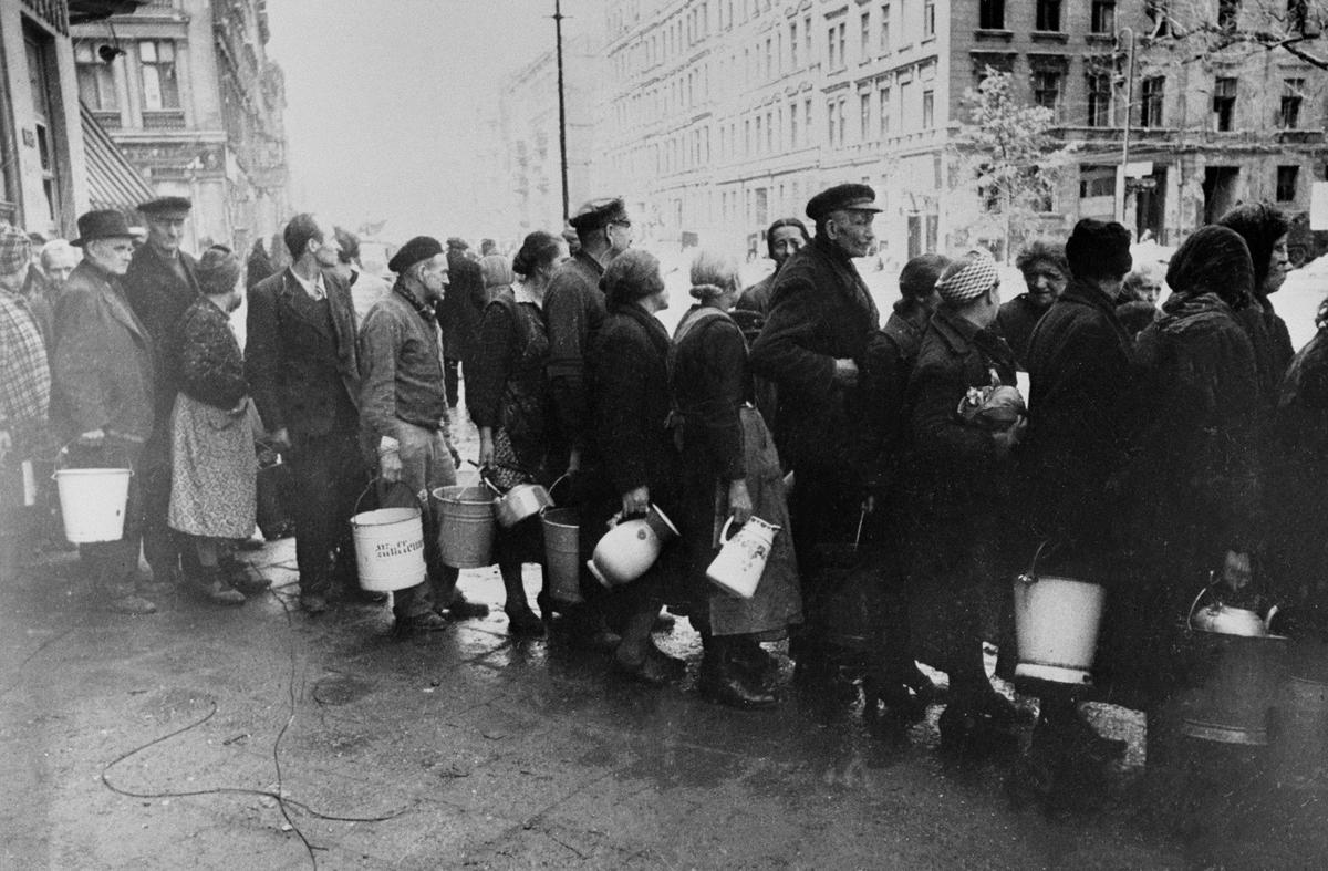 Жители Берлина в очереди за водой во время Второй мировой войны. Фото: Евгений Халдей / ТАСС