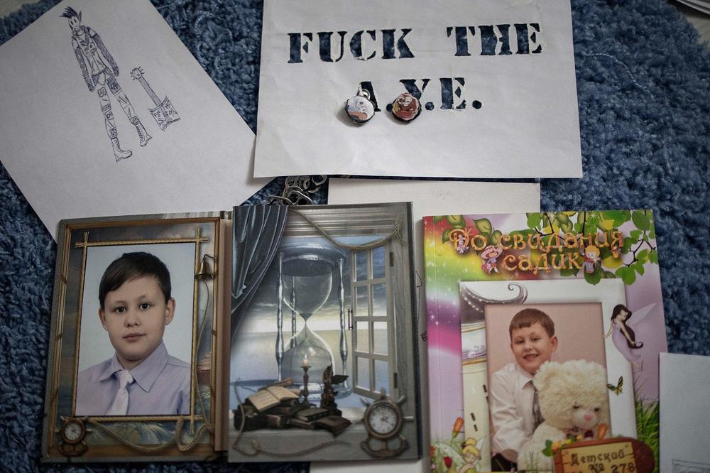 Детские фотографии подростка и его рисунки. Фото: Арден Аркман / «Новая газета»