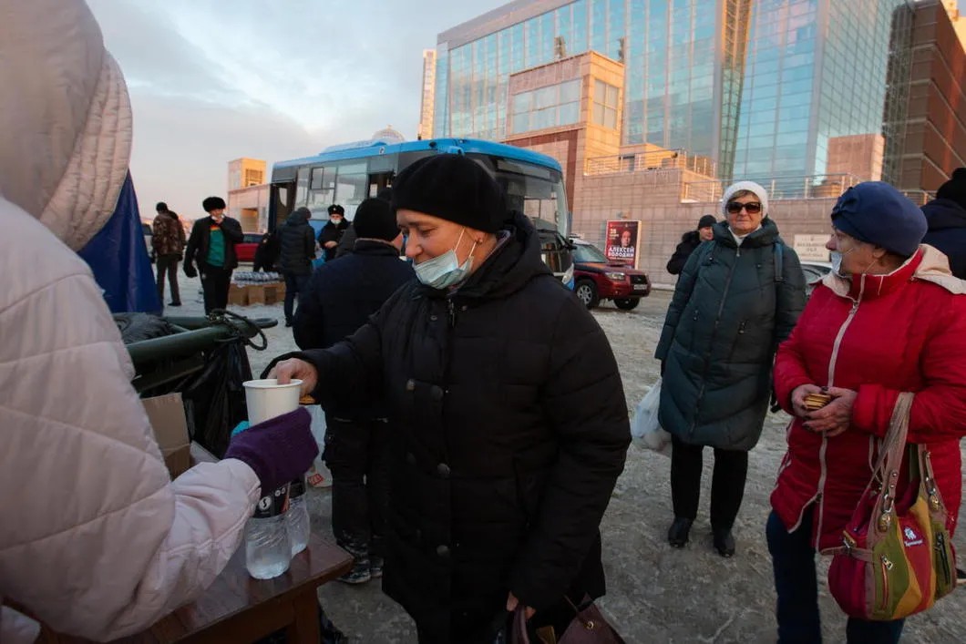 Раздача еды во Владивостоке пострадавшим от циклона. Фото: РИА Новости