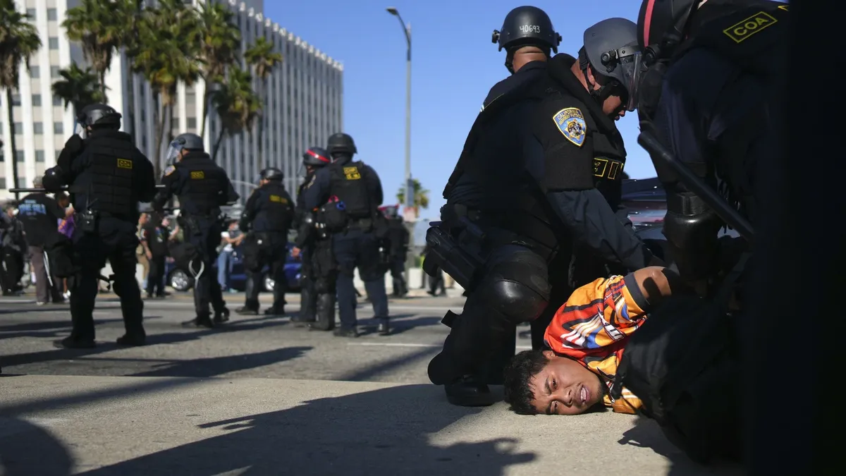Протесты в Лос-Анджелесе. Фото: Eric Thayer / Associated Press / East News