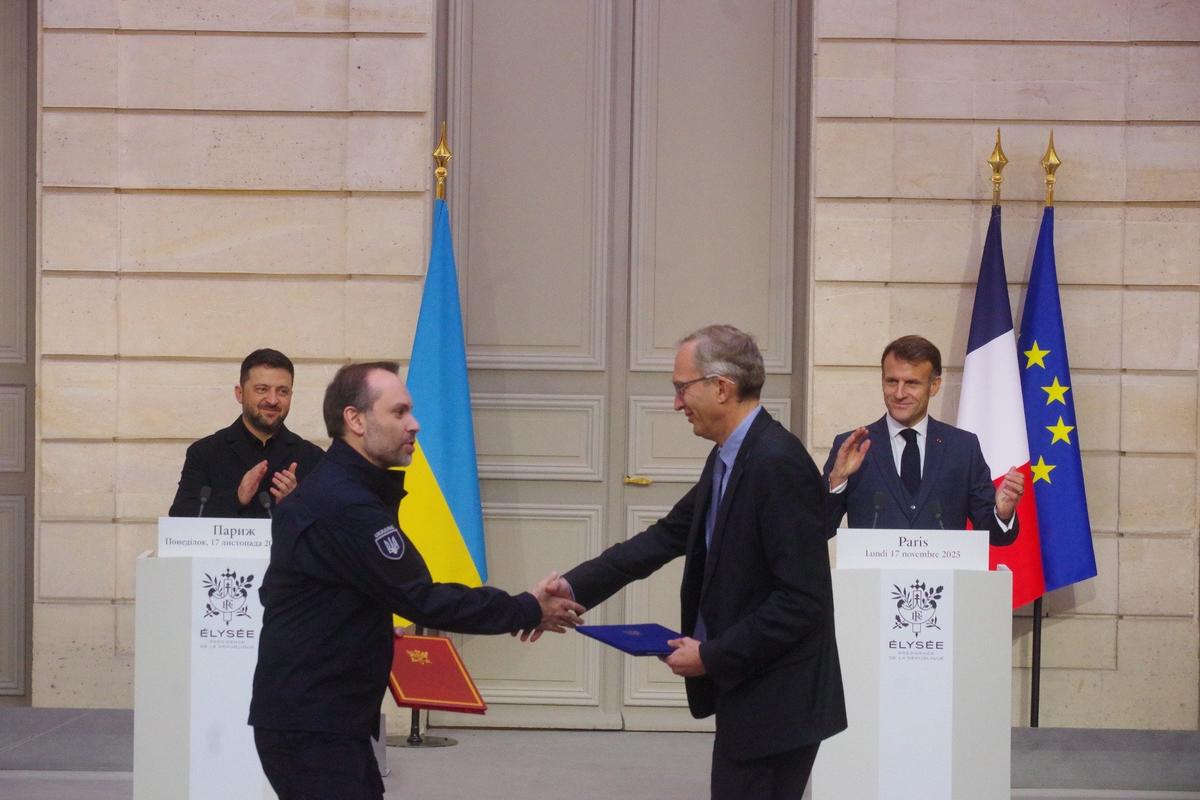 Обмен подписанными договорами между главой «Укрзалiзницi» и гендиректором компании Alstom Transports Анри-Пупар Лафаржем. Фото: Юрий Сафронов / «Новая газета»