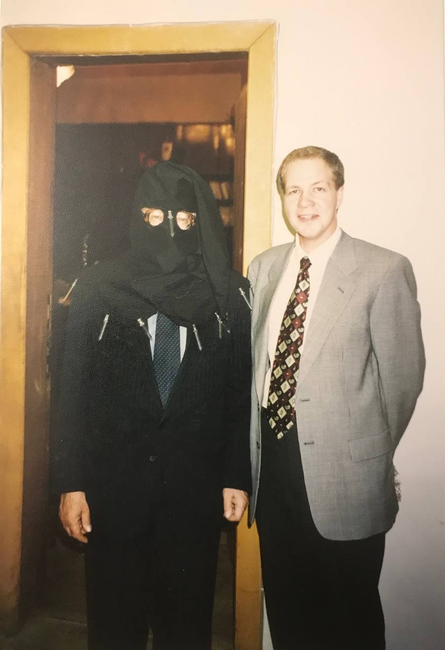 Ясен Николаевич (бывший декан факультета) в костюме палача. 30 октября 1998 года. Источник: zapiski_professora_vyshki