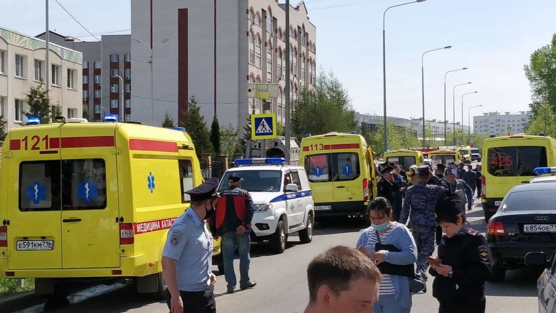 Стрелок с официально зарегистрированным оружием убил как минимум 9 человек в школе Казани. В Татарстане объявлен траур. Главное