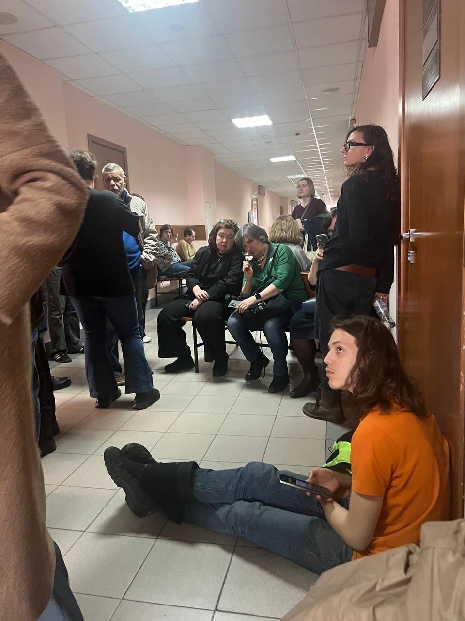 Пришедшие поддержать журналистов в суд ждут в коридоре — процесс закрытый. Фото: Наталья Савоськина, для «Новой газеты»