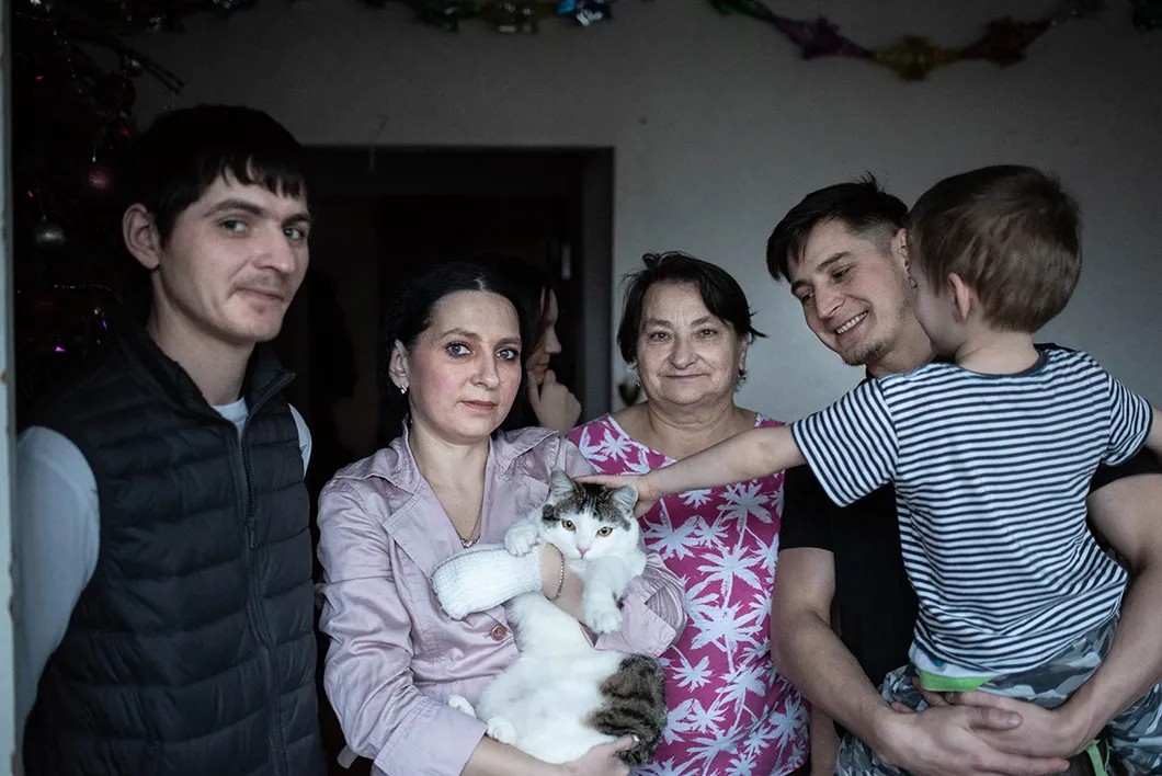 The Lapunov family. Photo: Victoria Odissonova / "Novaya Gаzeta"
