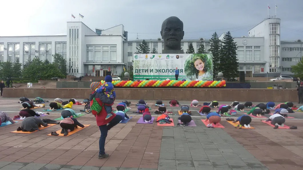 Урок йоги на площади Советов в Улан-Удэ – той самой, где находится парламент, правительство, ФСБ и самая большая в мире голова Ленина. Фото автора