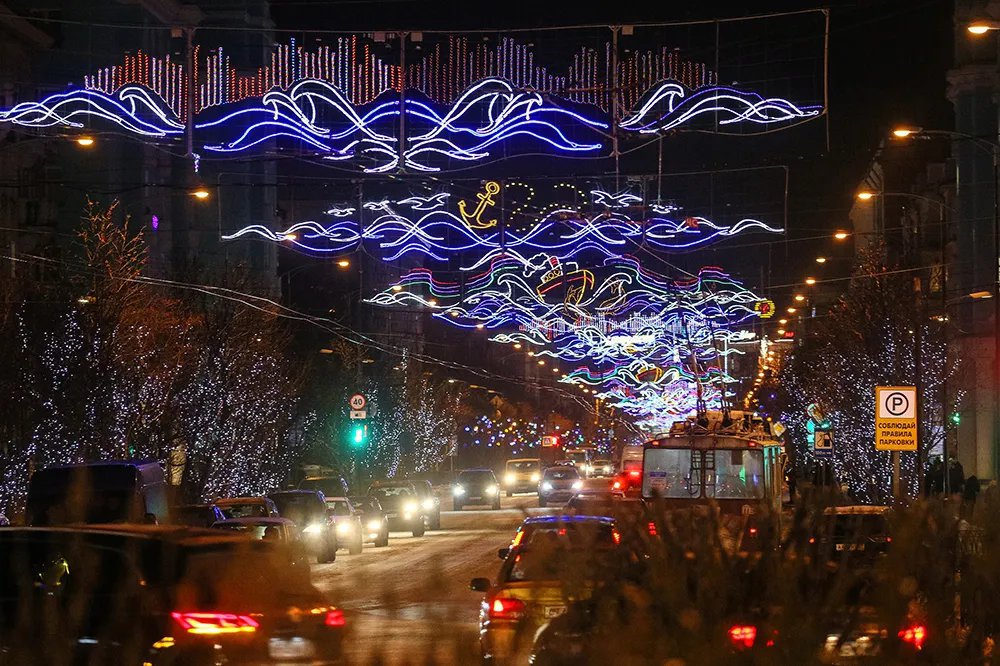 Новогодняя иллюминация на центральной площади «Пять углов» в Мурманске. Фото: Павел Львов / РИА Новости