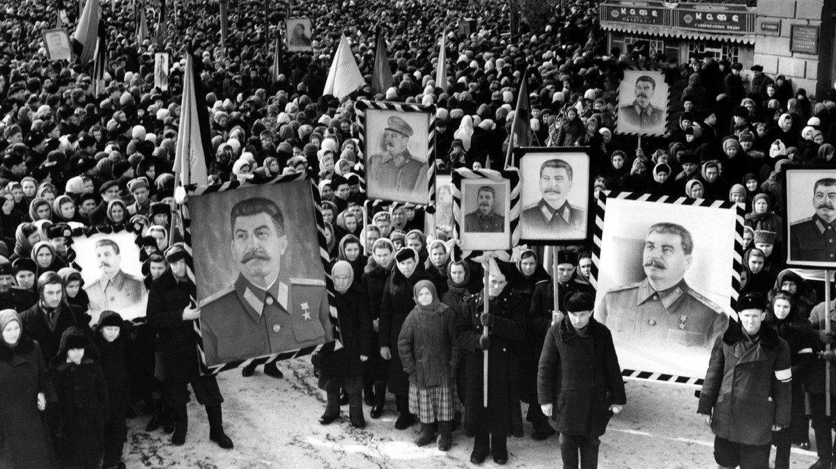 «С головою ученого, с лицом рабочего, в одежде простого солдата»