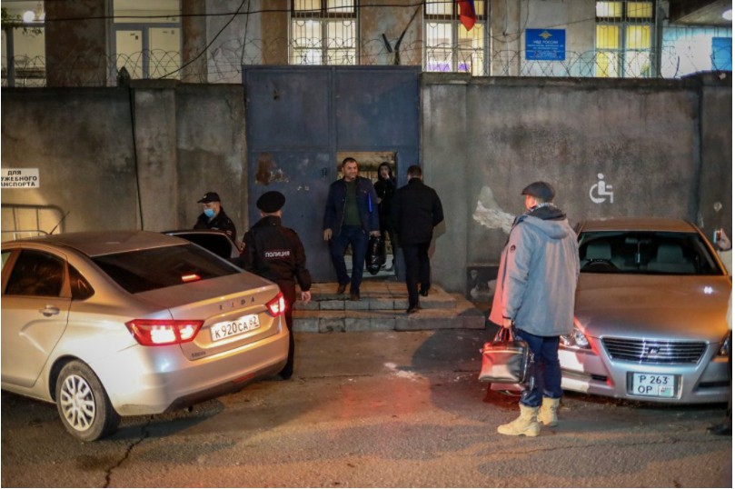 Семедляева увозят в изолятор из райотдела полиции. Фото: Эскендер Гъани/ «Граты»