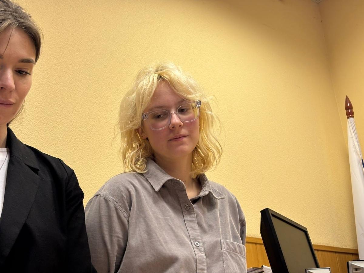 Диана Логинова (Наоко) в суде с адвокатом. Фото: Алексей Душутин / Новая газета