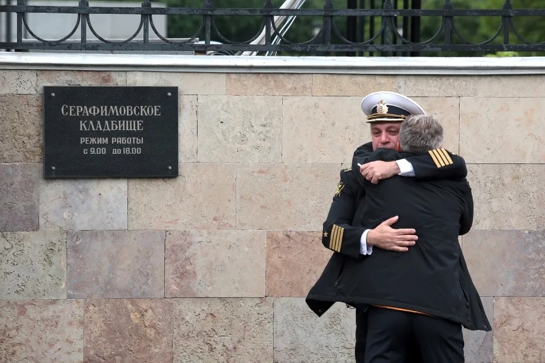 Офицеры ВМФ около Серафимовского кладбища перед началом гражданской панихиды и похорон моряков-подводников. Фото: Валентин Егоршин / ТАСС