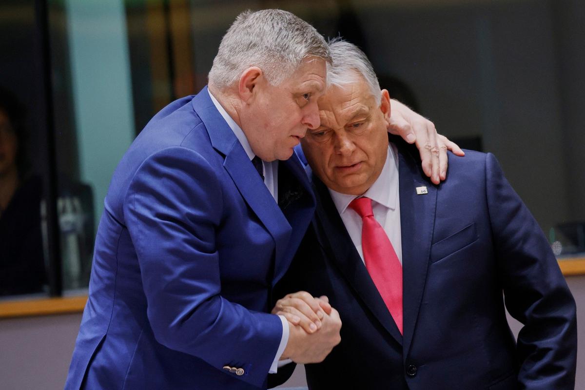 Роберт Фицо и Виктор Орбан перед саммитом глав государств и правительств ЕС, 2025 год. Фото: AP / TASS