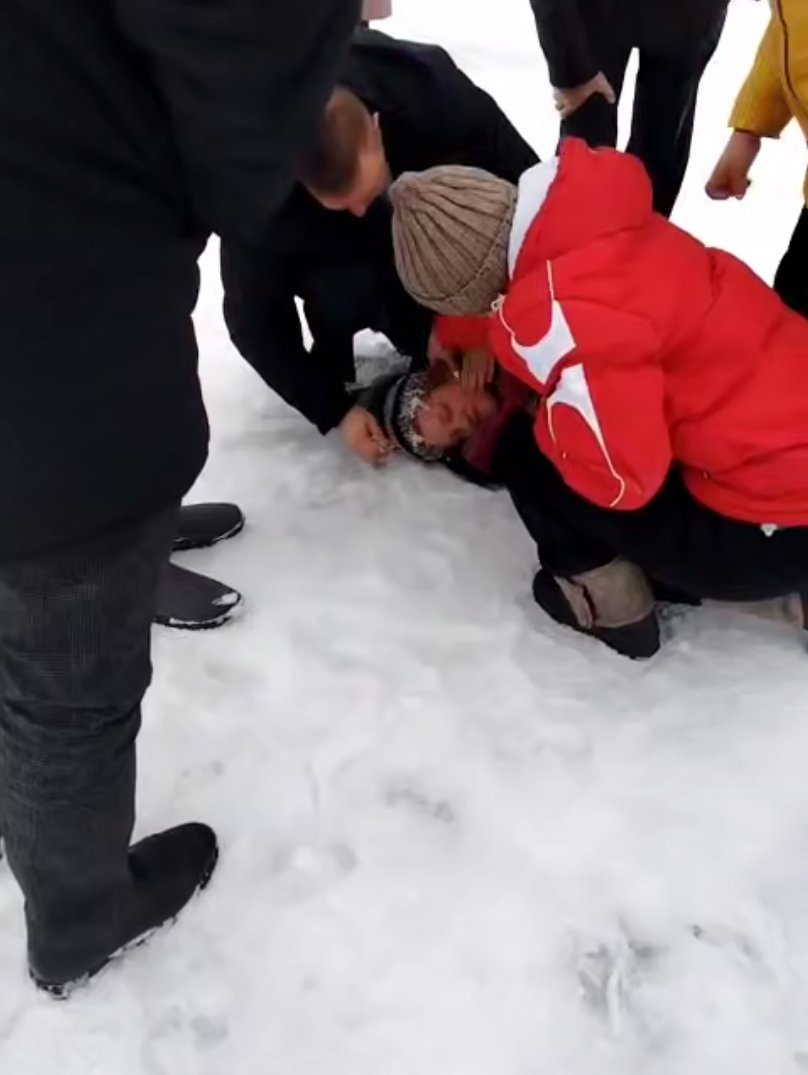 Участница собрания, на котором сообщили об изъятии и умерщвлении скота, упала в обморок. Видео из соцсетей