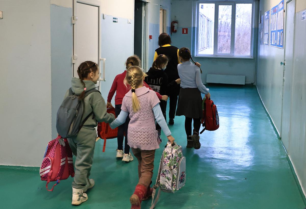 Дети, эвакуированные из «ЛДНР» — в российской школе. Фото: Дмитрий Рогулин / ТАСС