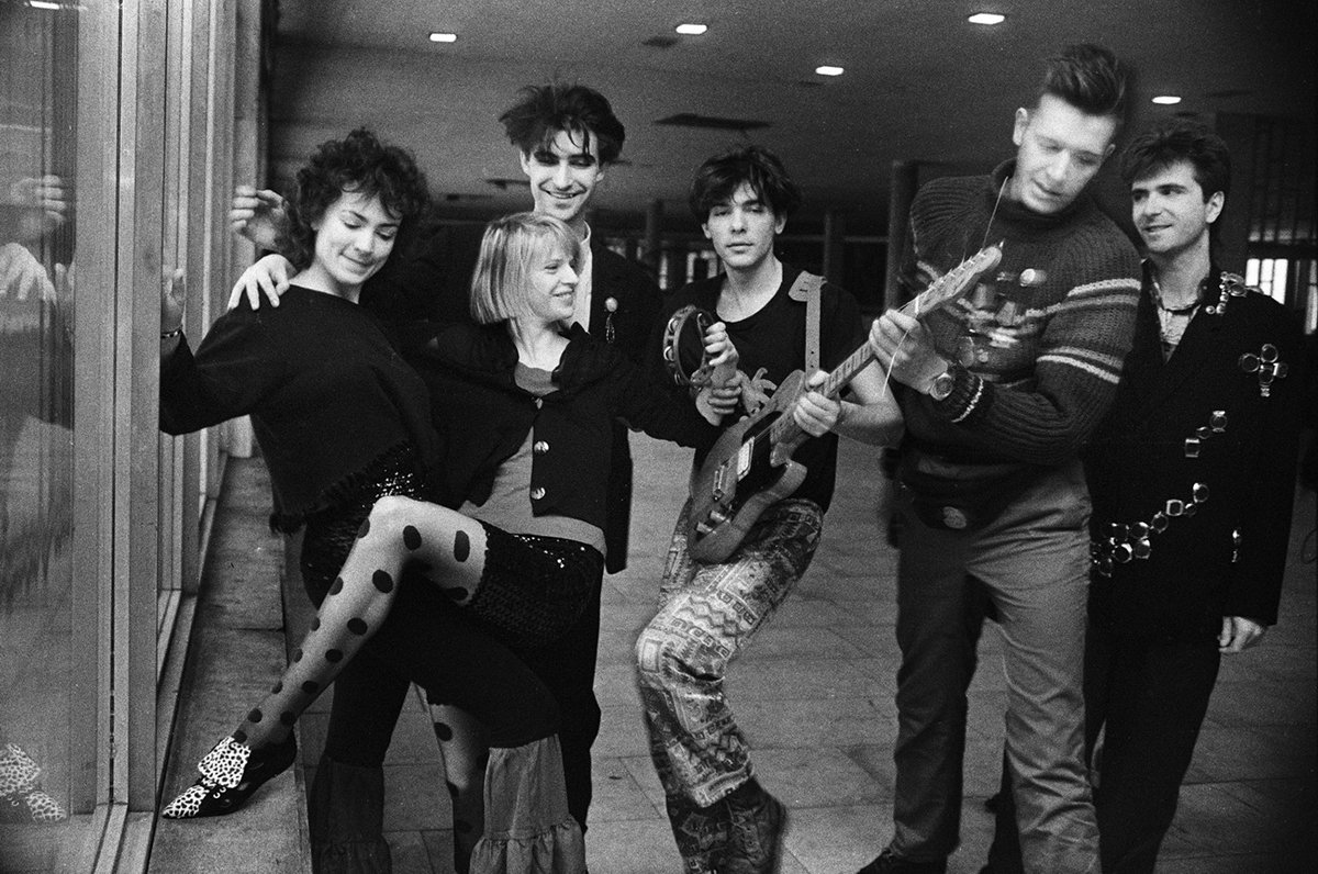 Группа «Внезапный сыч» и гостьи из группы «Колибри», ЛДМ, Ленинград, 1991г. Фото: Дмитрий Конрадт