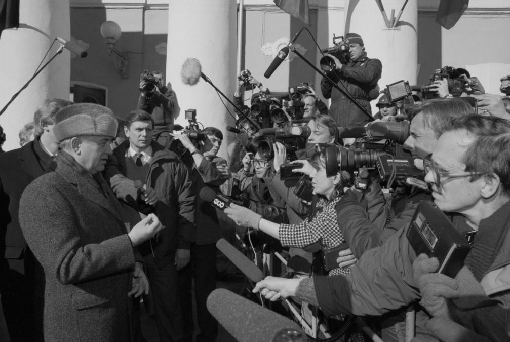 Президент СССР Михаил Горбачев дает интервью журналистам на избирательном участке Москвы. Фото: Александр Чумичев / ТАСС