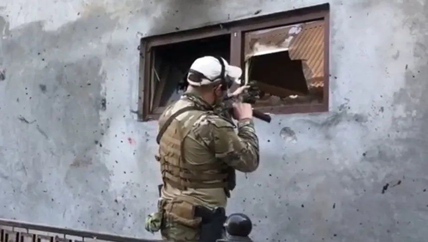 Сотрудник антитеррористического подразделения у дома Исаханова / Кадр видео