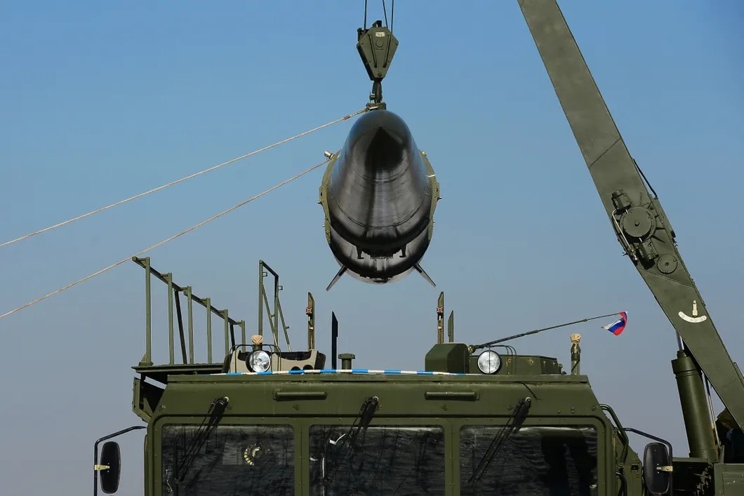 Погрузка ракеты «Искандер». Фото: РИА Новости
