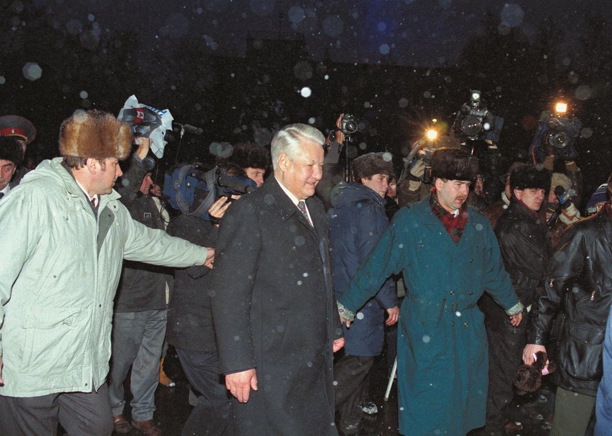 Выборы в Федеральное собрание РФ, 1993 год. Президент РФ Борис Ельцин (в центре) перед голосованием. Фото: Александра Сенцова / ИТАР-ТАСС