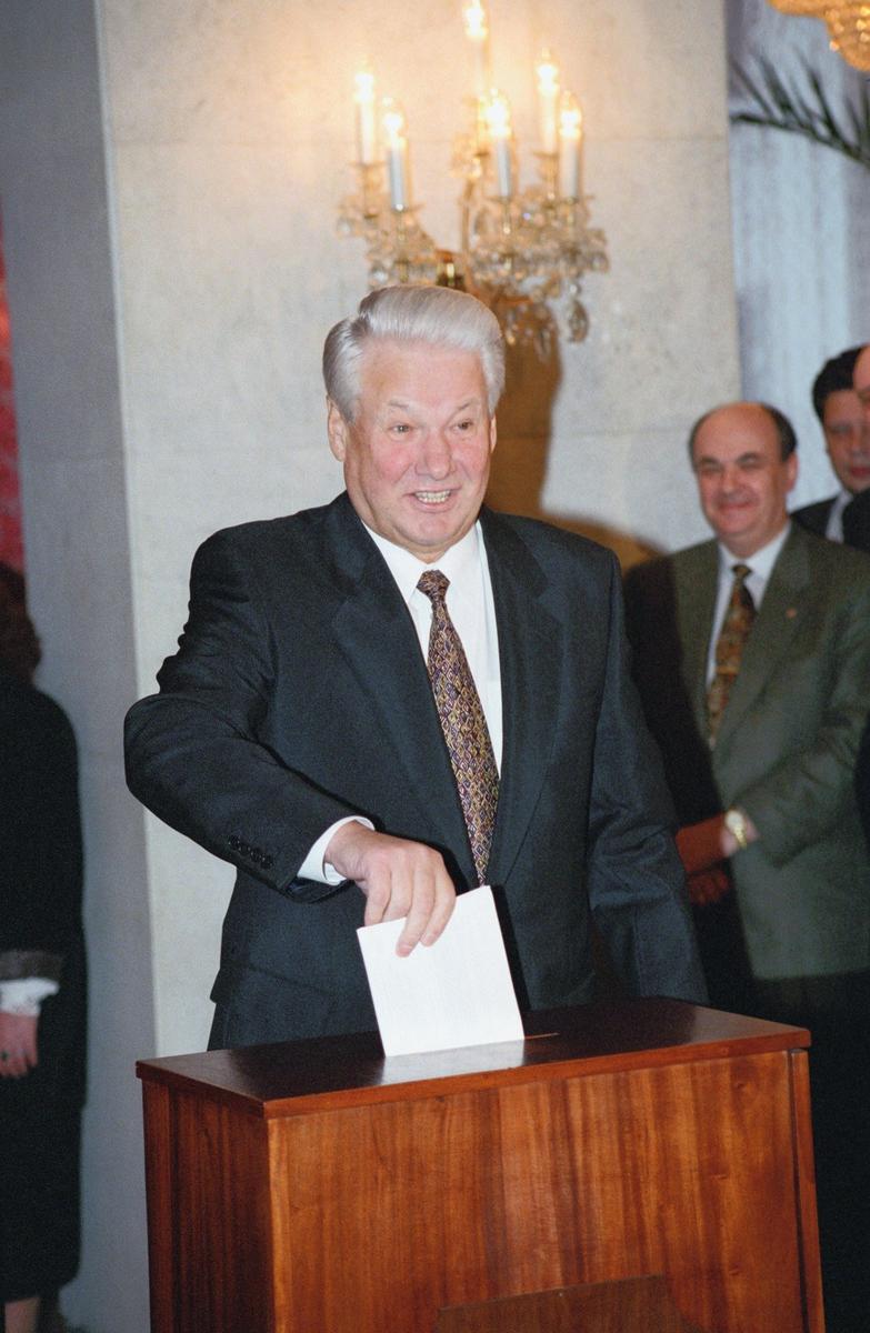 Президент РФ Борис Ельцин во время голосования. Фото: Александр Сенцов / ИТАР-ТАСС