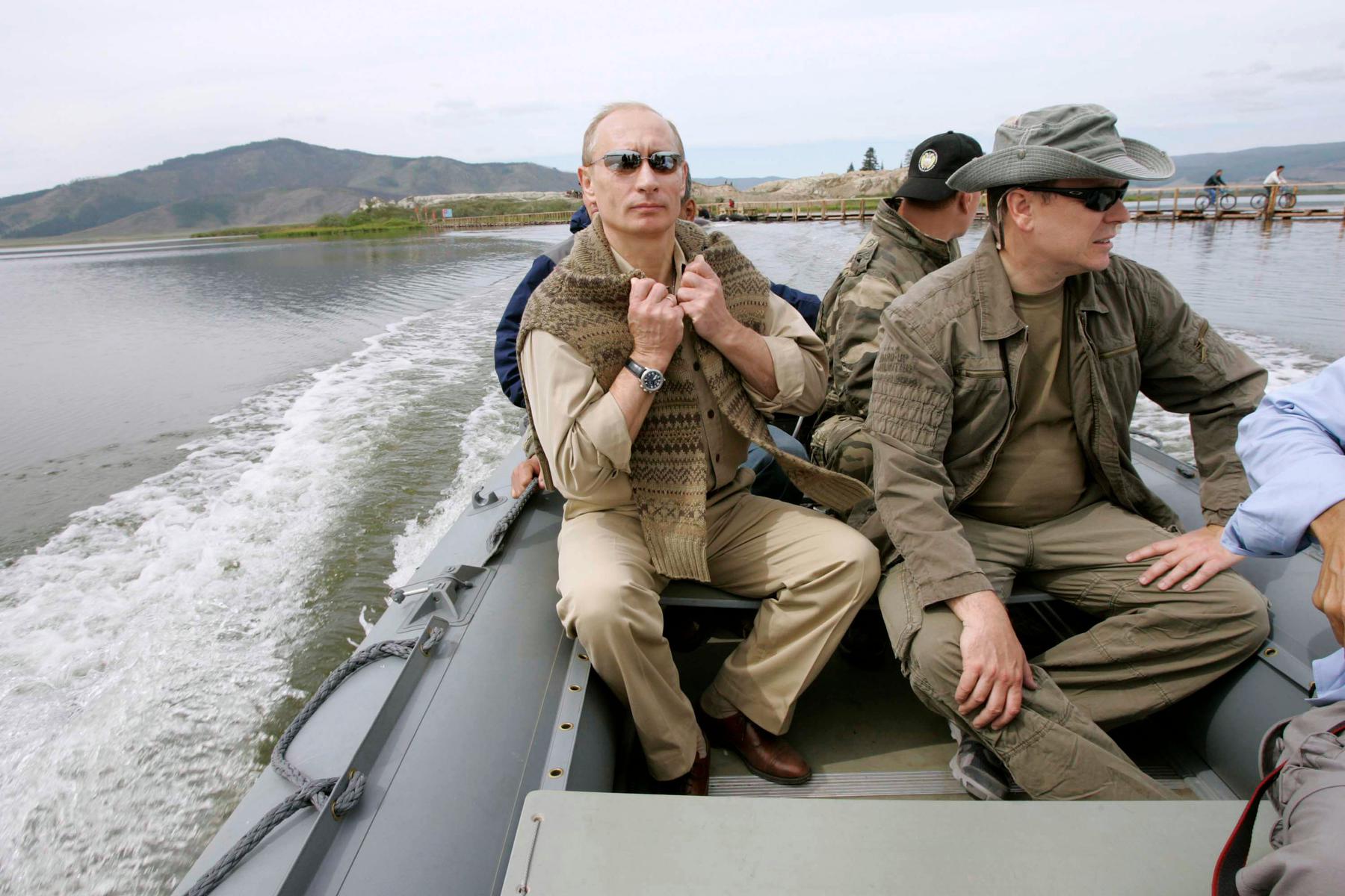 Владимир Путин на озере Тере-Холь, где находится крепость Пор-Бажын, 2007 год. Фото: Дмитрий Астахов / ИТАР-ТАСС