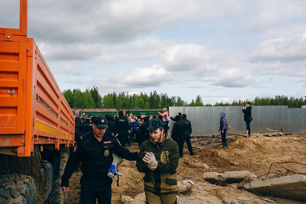 Полиция задержала девятерых участников протеста. На задержанных составили протоколы о самоуправстве.  Фото: Анна Шулятьева, специально для «Новой»