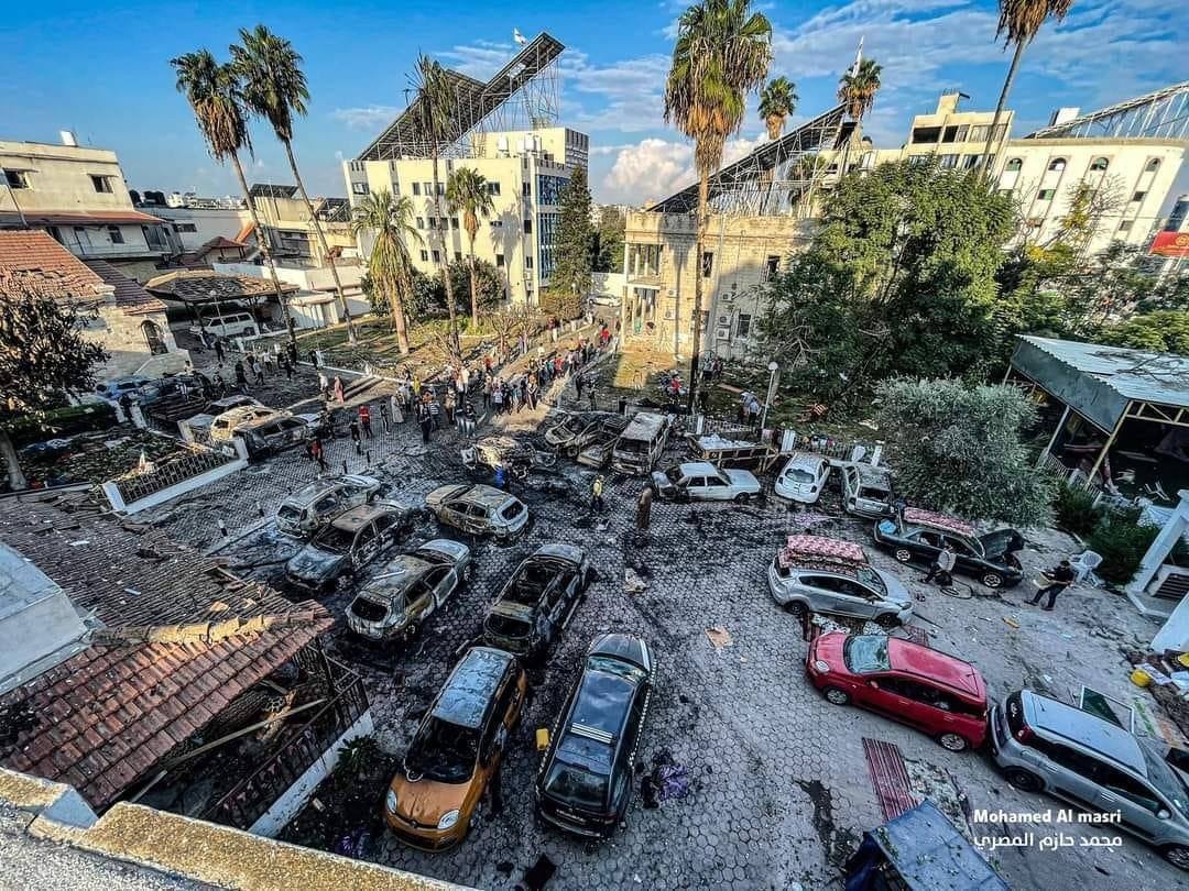 Утренняя фотография места удара ракеты в парковку около больницы в Газе. Фото: Mohamed Al masri / соцсети