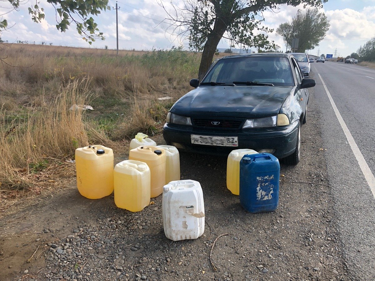 Продажа бензина на обочине. Фото автора