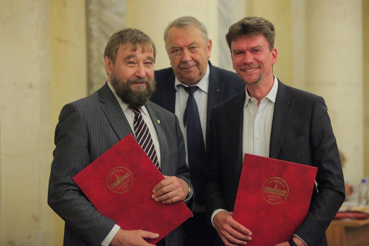 Сергей Абрамов (первый слева) на вручении премии им. Лебедева РАН. 2015 год. Фото: соцсети