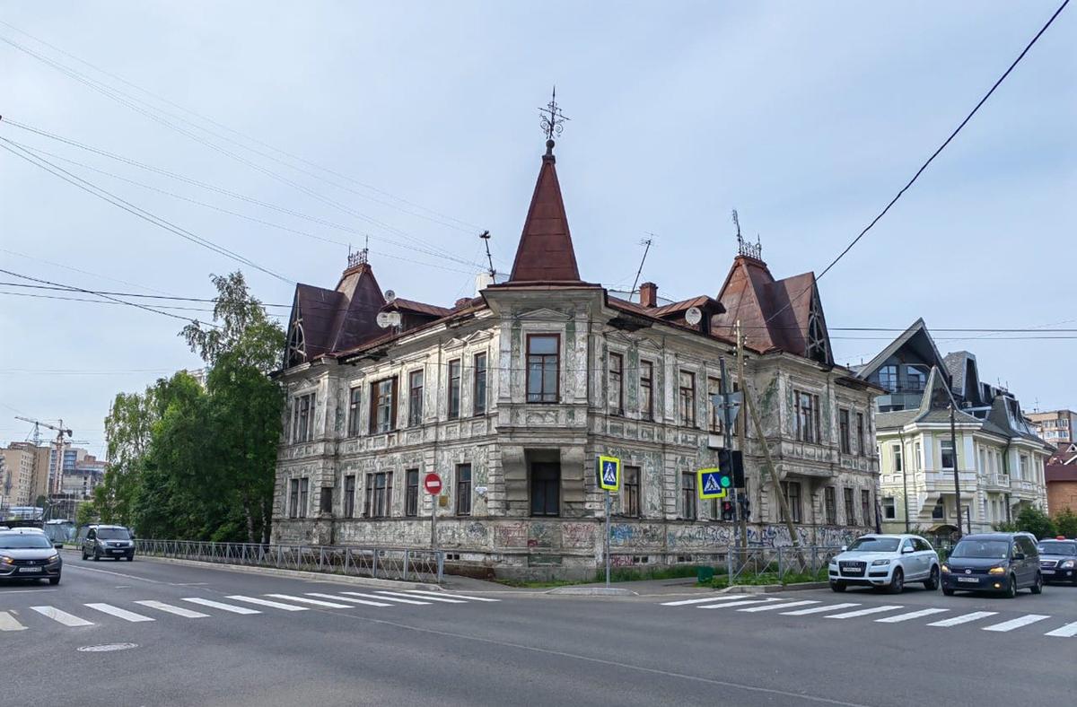 Особняк на перекрестке Поморской и Ломоносовского проспекта. Фото: Виктория Артемьева / «Новая газета»