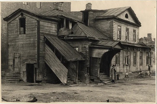 Дом критика и поэта Аполлона Григорьева. В студенческие годы здесь жил Афанасий Фет. Фото 1947 года