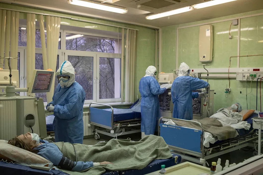 Зал гемодиализа для COVID-положительных пациентов. Отделение нефрологии. Фото: Юрий Козырев / «Новая газета»
