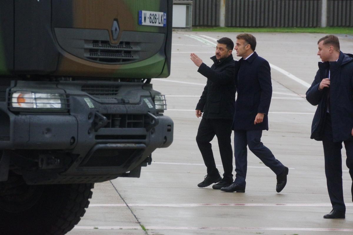 Президенты Зеленский и Макрон на авиабазе Виллакубле, 17 ноября. Фото: Юрий Сафронов / «Новая газета»