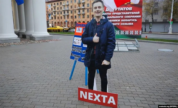Ведущий телеграм-канала Нехта Степан Путило в виде ростовой куклы. Фото: соцсети
