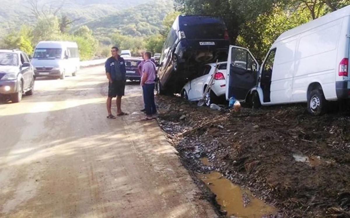 Селевой поток в Крыму сложил друг на друга автомобили и затопил дома