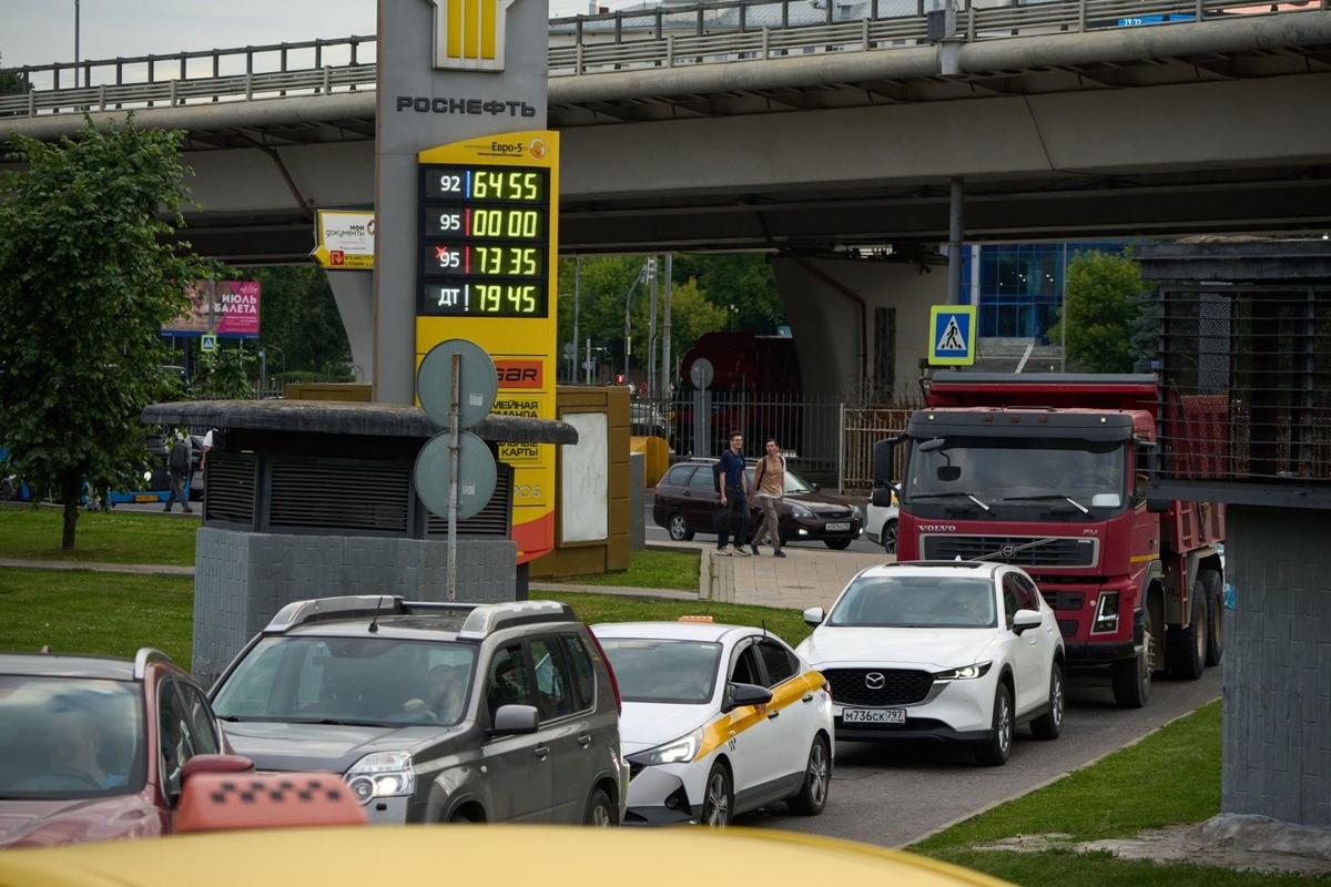 Очереди на автозаправочных станциях в Москве. Фото: AP / TASS