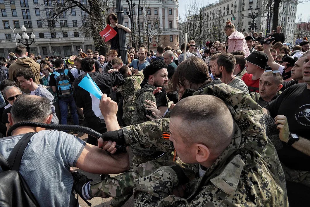 Люди в казачьей форме бьют митингующих. Фото: Влад Докшин / «Новая газета»