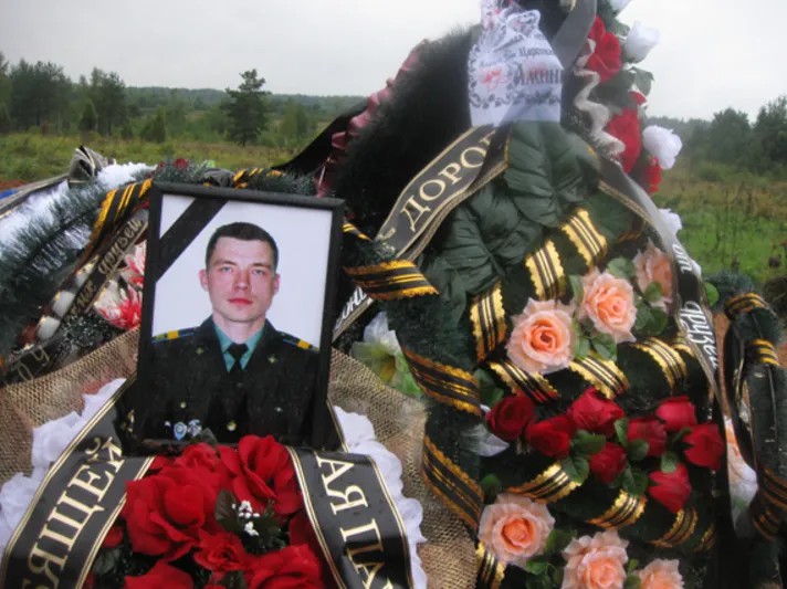 Могила десантника Леонида Кичаткина, причина смерти которого в августе 2014 года тщательно скрывалась военным руководством. Фото: «Новая газета»