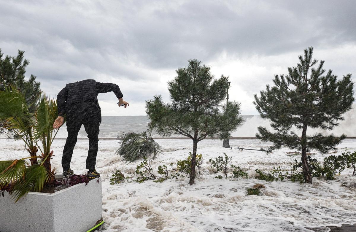 Сочи. Горожанин на затопленной в результате шторма набережной. Фото: Дмитрий Феоктистов / ТАСС