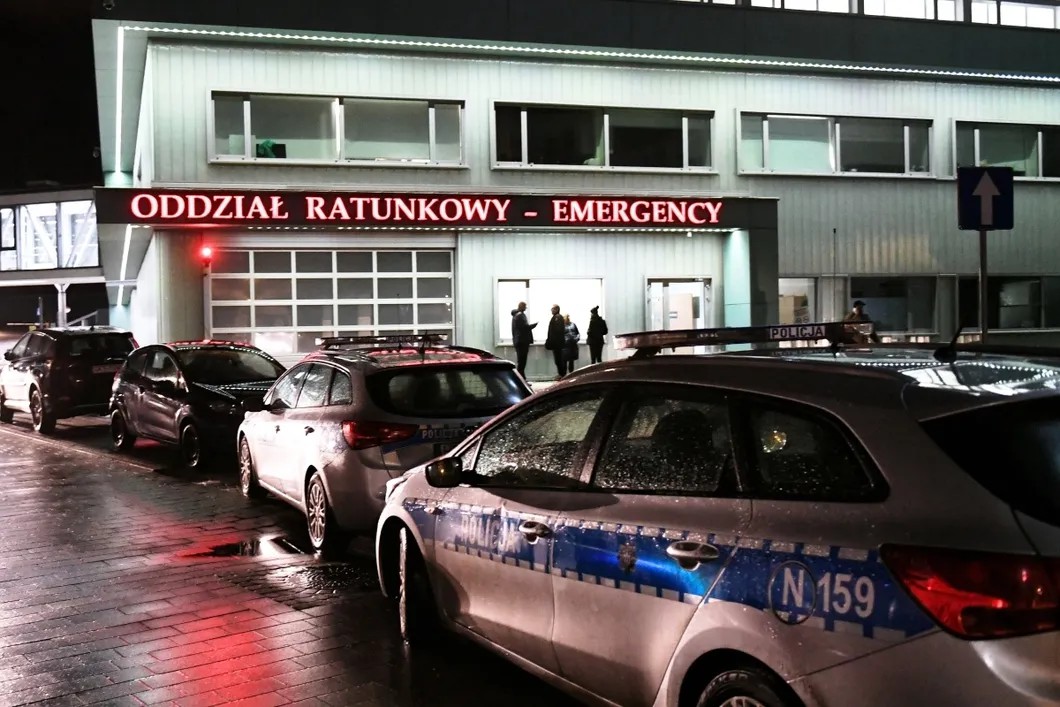 Полиция у госпиталя, куда доставили смертельно раненного мэра Адамовича. Фото: EPA
