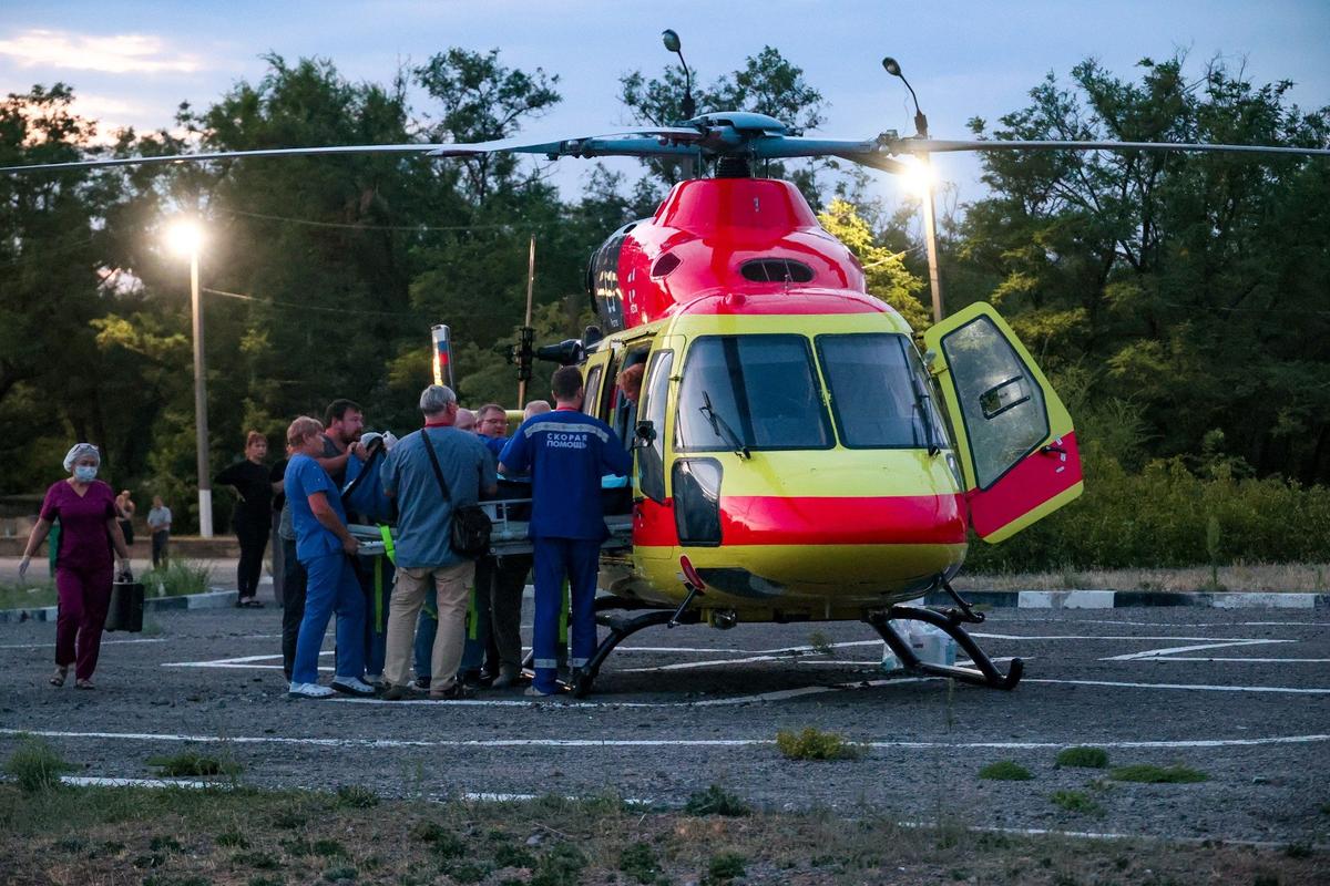 Транспортировка пострадавшего в исправительной колонии строгого режима №19. Фото: Дмитрий Рогулин / ТАСС